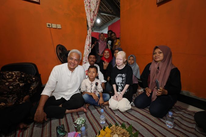 DI BAWAH HUJAN, WARGA MENUNGGU GANJAR MENGINAP DI DESA SENTING BOYOLALI