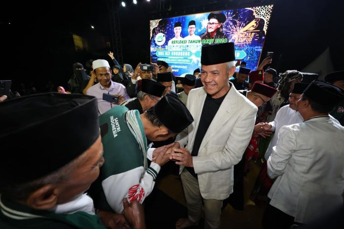 MALAM TAHUN BARU, GANJAR ISTIGHOSAH BARENG PULUHAN RIBU WARGA SEMARANG
