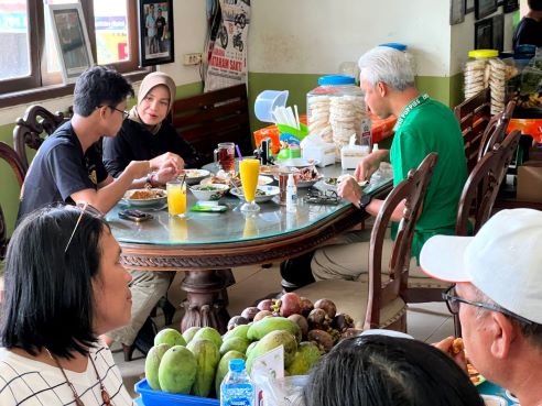 AJAK ANAK ISTRI MAKAN MANYUNG BU FAT SEMARANG, GANJAR JADI REBUTAN FOTO WARGA