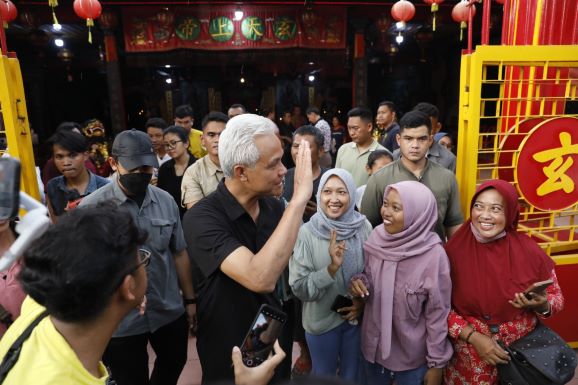 SAFARI KE JEPARA, GANJAR SINGGAH DI KELENTENG TERTUA 