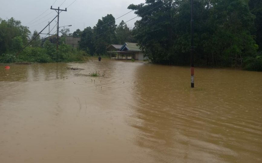 RUMAH WARGA KAPUAS HULU KALBAR TERENDAM LUAPAN SUNGAI TEPUAI DAN EMBAU