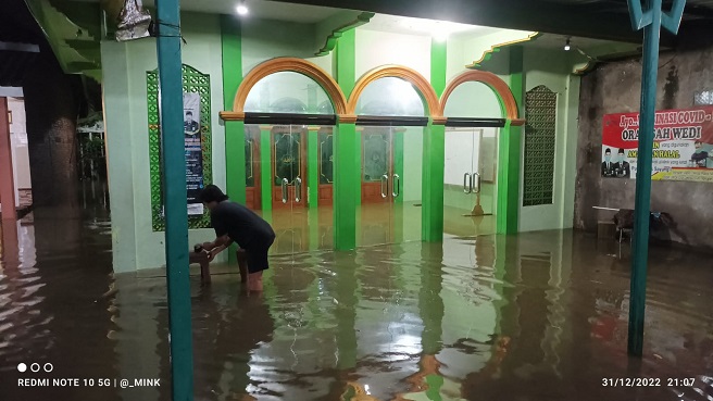 BNPB SALURKAN 500 PAKET BANTUAN WARGA DEMAK TERDAMPAK BANJIR
