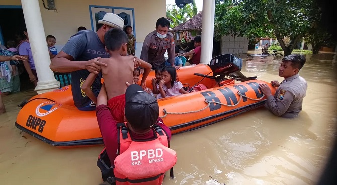 MESKI BANJIR SAMPANG SUDAH SURUT, TIM GABUNGAN MASIH SIAGA