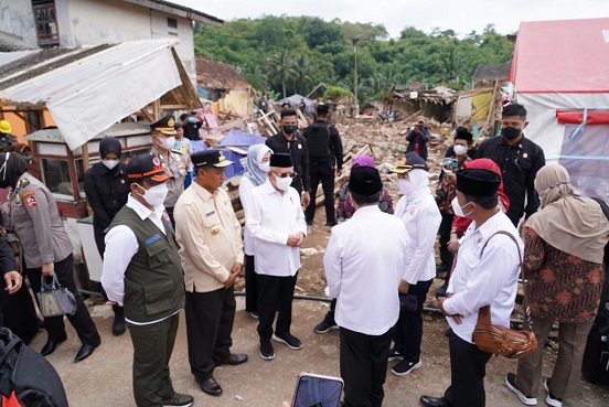 TARGET PEMBERSIHAN PUING RUMAH KORBAN GEMPA CIANJUR SELESAI 40 HARI