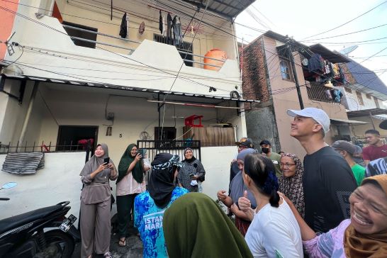 GANJAR TERKENANG KAMAR KOSNYA DI JAKARTA BERDINDING TRIPLEK