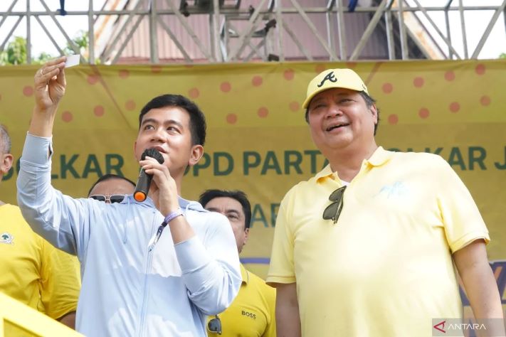 AIRLANGGA DAMPINGI GIBRAN SAPA WARGA SAAT LOMBA SENAM GEMOY DI JAKARTA