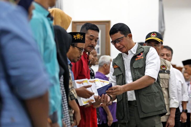 DANA STIMULAN BAGI WARGA TERDAMPAK GEMPABUMI M 4.8 SUMEDANG DISERAHKAN