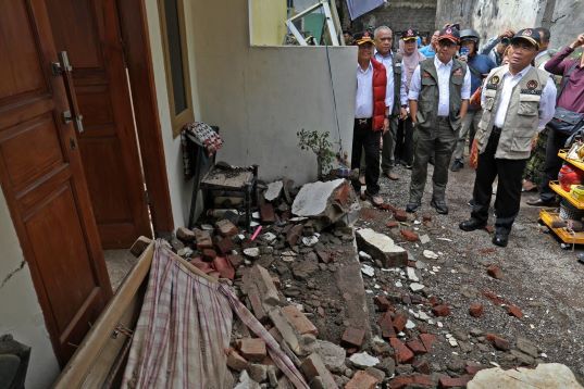 BNPB DAN KEMENKO PMK TINJAU LOKASI TERDAMPAK GEMPA SUMEDANG