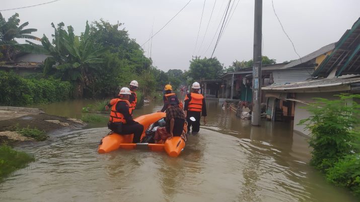 BNPB SERAHKAN RP 250 JUTA DANA PERCEPATAN PENANGANAN DARURAT BANJIR KARAWANG