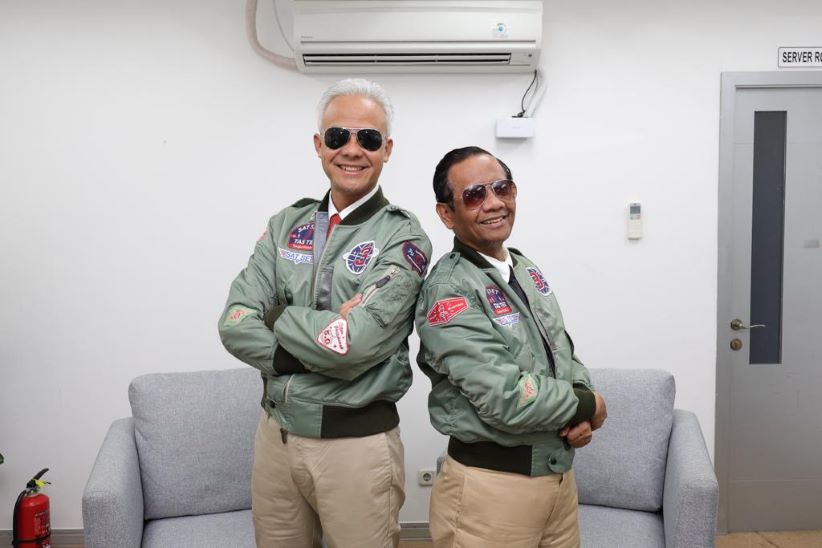 DEBAT TEMA PERTAHANAN, GANJAR - MAHFUD KENAKAN JAKET BOMBER ALA TOP GUN
