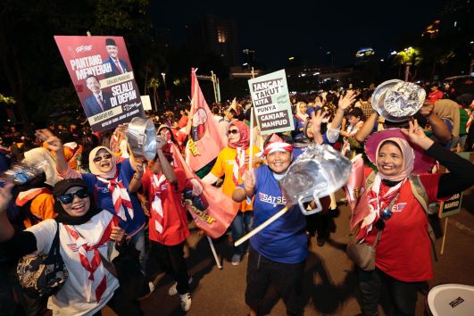 PENDUKUNG GANJAR BAWA PANCI SAMBIL JOGET DAN BERNYANYI KE LOKASI DEBAT