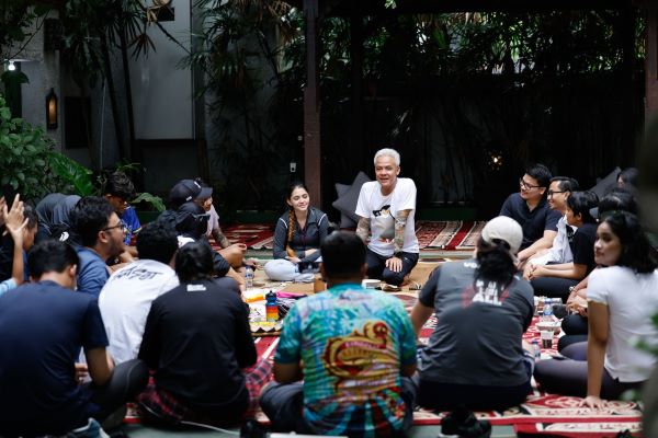 GANJAR BANTU DUA ALUMNI SMA NEGERI DI MALANG YANG IJAZAHNYA DITAHAN SEKOLAH