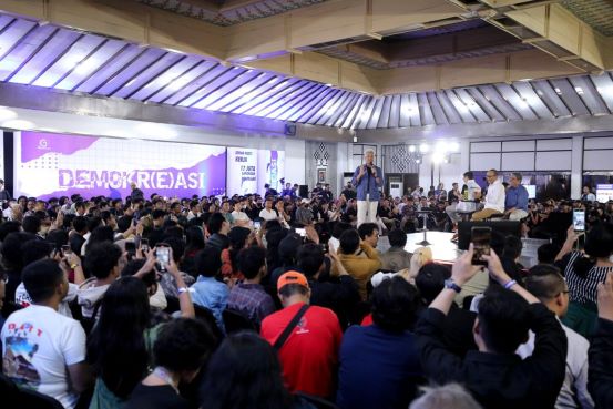 USAI DEBAT CAPRES, GANJAR LADENI DEBAT ANAK MUDA DI PROGRAM DEMOKR(E)ASI