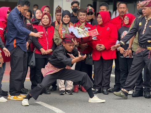 SENI BELA DIRI PINCAK KHAKHOT SAMBUT ATIKOH GANJAR DI LAMPUNG