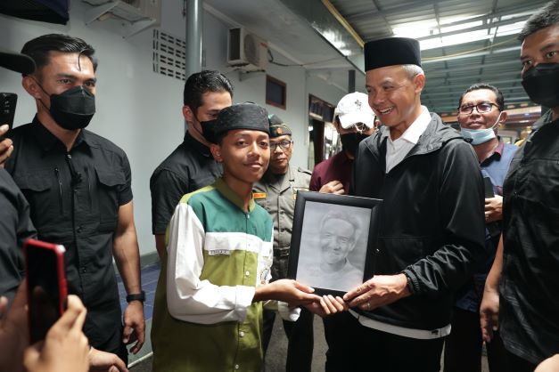 SOWAN KE PESANTREN, GANJAR DIHADIAHI LUKISAN KARYA SANTRI