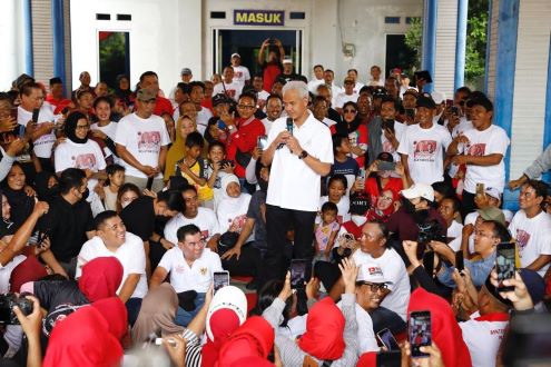 RIBUAN NELAYAN CILACAP SWADAYA BIKIN KAOS UNTUK DUKUNG GANJAR