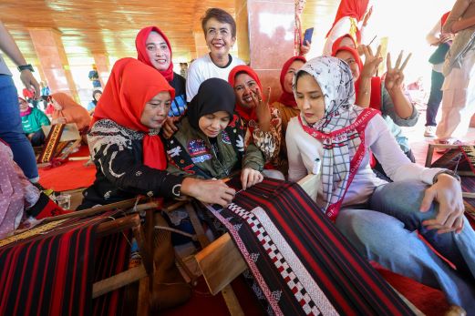 ATIKOH GANJAR BELAJAR MENENUN BARENG PERAJIN TAPIS DI BUMI ANDAN JEJAMA