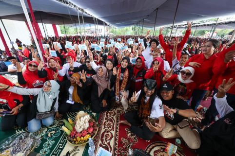 BANSOS DAN PUPUK TIDAK MERATA, PEREMPUAN TANI LAMPUNG CURHAT KE ATIKOH GANJAR