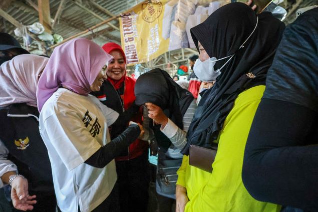 BLUSUKAN KE PASAR DI BANDAR LAMPUNG, ATIKOH DICURHATI SULITNYA CARI KERJA