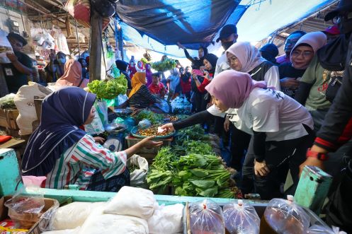 ATIKOH BORONG DAN BAGI - BAGI BELANJAAN KE WARGA WAY DADI LAMPUNG