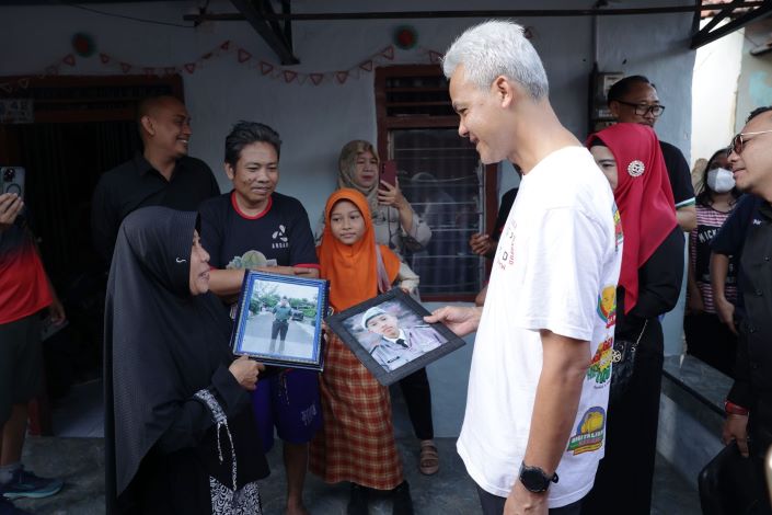 IBU DI TEGAL PAMER KE GANJAR, ANAKNYA LULUSAN SMKN JATENG JADI TNI
