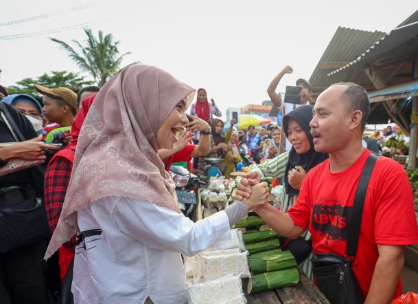 SERING KE PASAR, ATIKOH AKAN TETAP BLUSUKAN JIKA GANJAR - MAHFUD TERPILIH