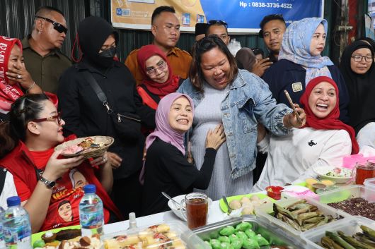 MAKAN MALAM DI ANGKRINGAN PALEMBANG, ATIKOH DISERBU WARGA
