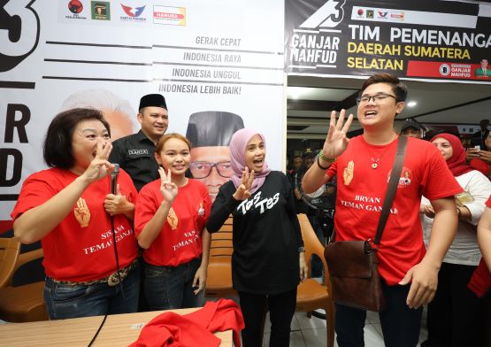 KUNJUNGI TPD SUMSEL, ATIKOH DAPAT KEJUTAN SIMPATISAN TULI PADA HARI TULI NASIONAL