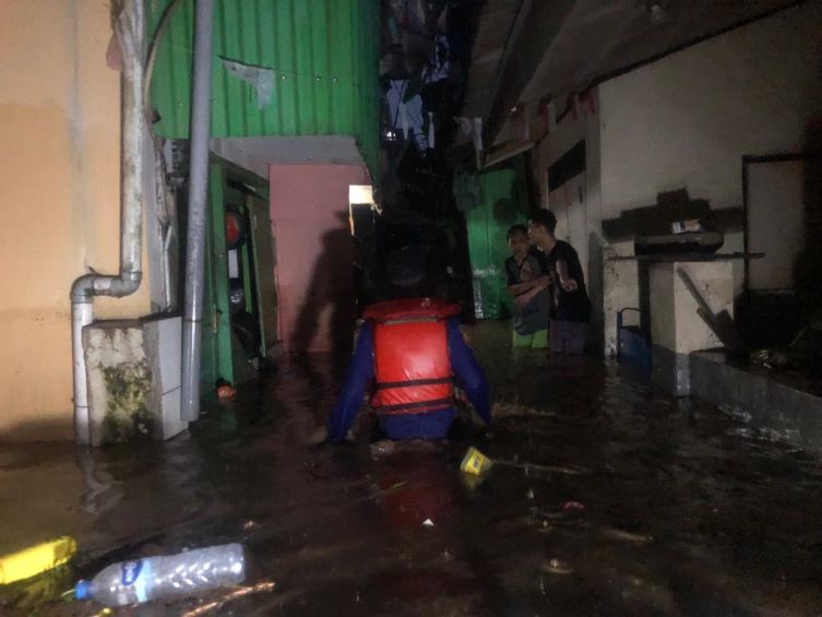 BANJIR GENANGI BANDUNG, 600 JIWA TERDAMPAK