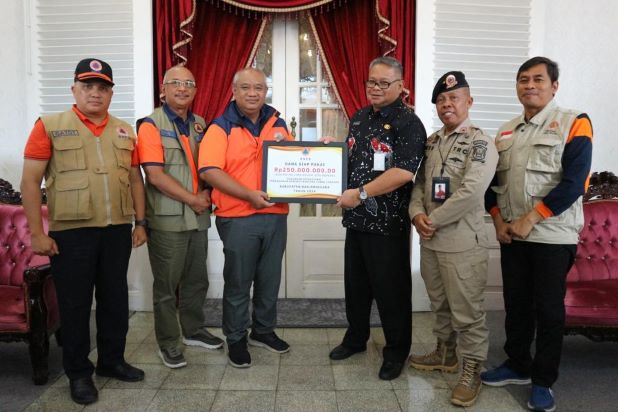 BNPB SERAHKAN DUKUNGAN PENANGANAN BENCANA TANAH LONGSOR BANJARNEGARA