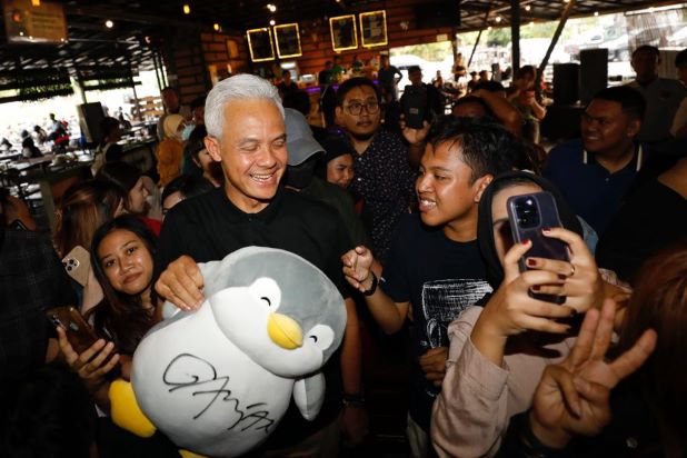 ANAK MUDA JATIM RAMAI - RAMAI BAWA BONEKA PINGUIN SAAT BERTEMU GANJAR, HORMAT KETUA