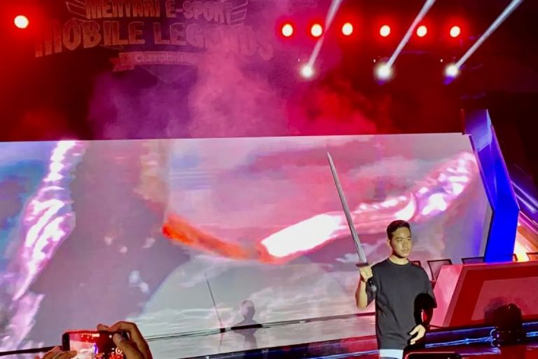 GIBRAN DUKUNG ANAK MUDA YANG PEDULI E-SPORT
