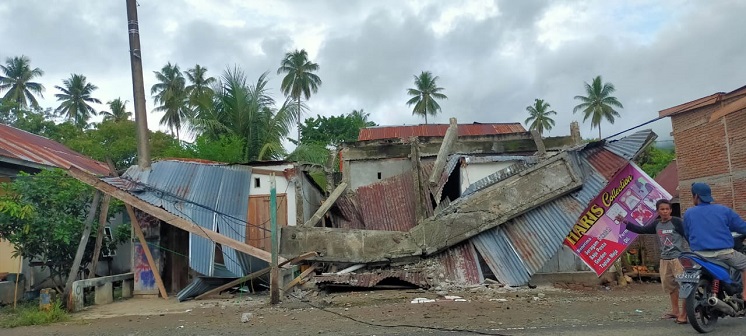 GEMPA M5.9 RUSAK DUA RUMAH WARGA MAMUJU SULBAR