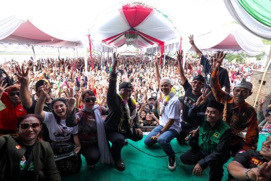 RIBUAN PETANI TAMBAK KARAWANG ANTUSIAS PANEN BARENG GANJAR