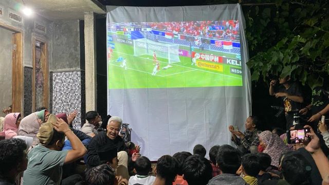 SERU, DI BANJARNEGARA GANJAR NOBAR TIMNAS VS IRAK DI HALAMAN RUMAH WARGA DESA