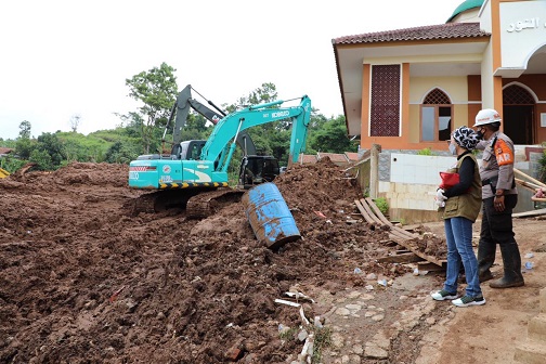 BNPB DAN KOMISI VIII DPR RI TINJAU LONGSOR SUMEDANG