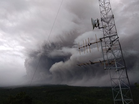 SEMERU MUNTAHKAN AWAN PANAS GUGURAN DAN LAVA PIJAR, STATUS MASIH LEVEL II