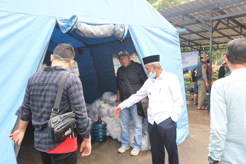 PASTIKAN KORBAN BANJIR TERLAYANI, BUPATI BANJAR DATANGI POSKO