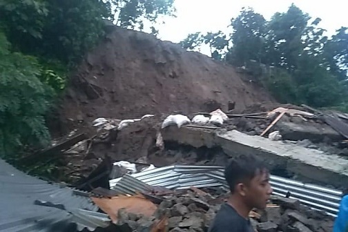 BANJIR LONGSOR DI MANADO, 5 TEWAS 1 HILANG 500 MENGUNGSI