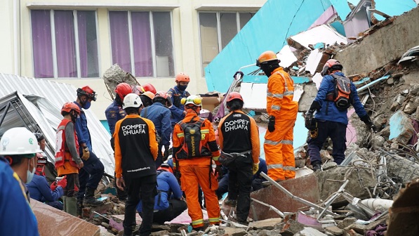 JADI 73 ORANG, KORBAN TEWAS GEMPA SULBAR TERUS BERTAMBAH
