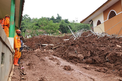 29 TEWAS, 11 HILANG, PASCA LONGSOR SUMEDANG
