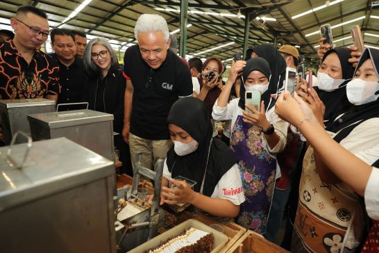 1600 KARYAWAN SAMBUT GANJAR DI PABRIK LINTING ROKOK KENDAL