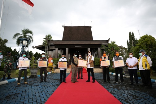 BNPB SERAHKAN RP 3,5 MILYAR DANA SIAP PAKAI PENANGANAN BANJIR KALSEL