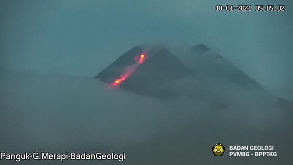 MERAPI KELUARKAN GUGURAN LAVA PIJAR DAN AWAN PANAS