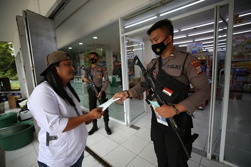 DARURAT GEMPA SULBAR, POLISI JAGA OPERASIONAL TOKO DAN SPBU