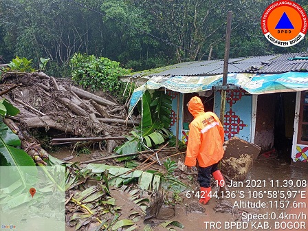 HUJAN DAN LONGSOR PENYEBAB CISARUA BOGOR BANJIR BANDANG 