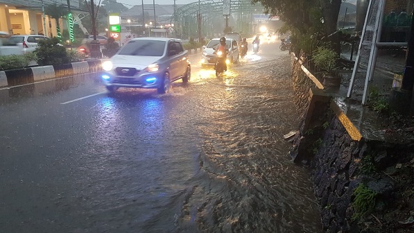 KOTA MALANG PUN BANJIR, 1 ORANG HILANG 260 RUMAH TERENDAM