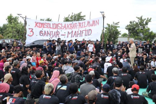 WARGA MADIUN CURHAT BANTUAN TAK TEPAT SASARAN, GANJAR BERI SOLUSI KTP SAKTI 