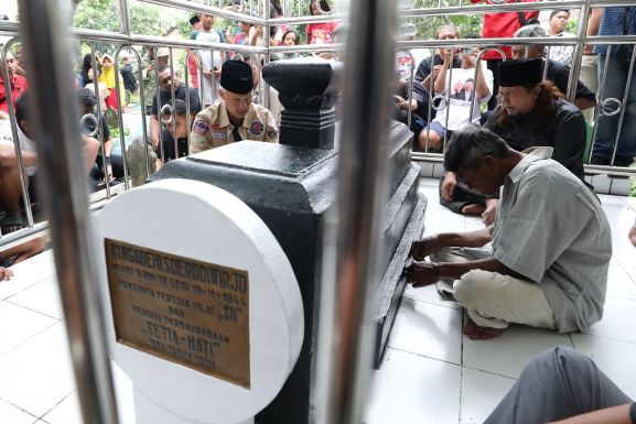 ZIARAH KE MAKAM PENDIRI PENCAK SILAT SETIA HATI, WARGA YAKIN GANJAR JADI PRESIDEN