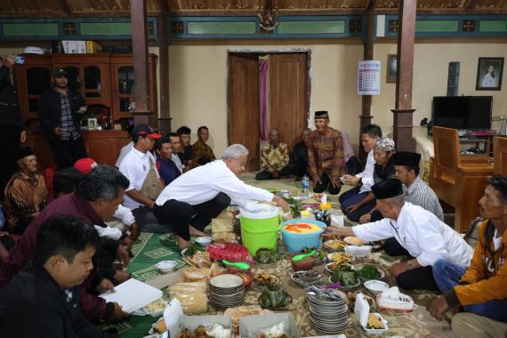 SARAPAN NASI JAGUNG BERSAMA WARGA LERENG LAWU, GANJAR INGAT MASA KECIL
